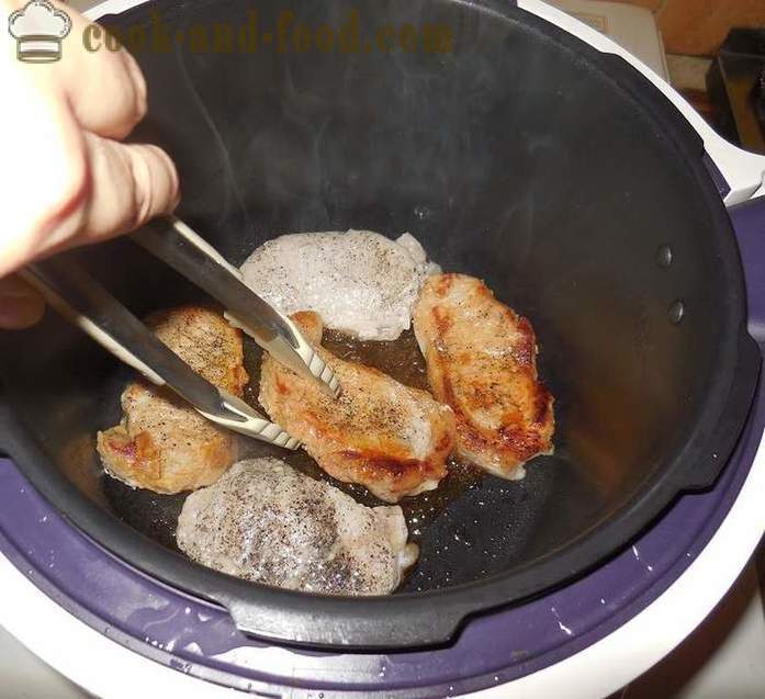 Bistecca di maiale con cipolla Juicy - come cucinare una bistecca deliziosa in multivarka - un passo per passo ricetta foto