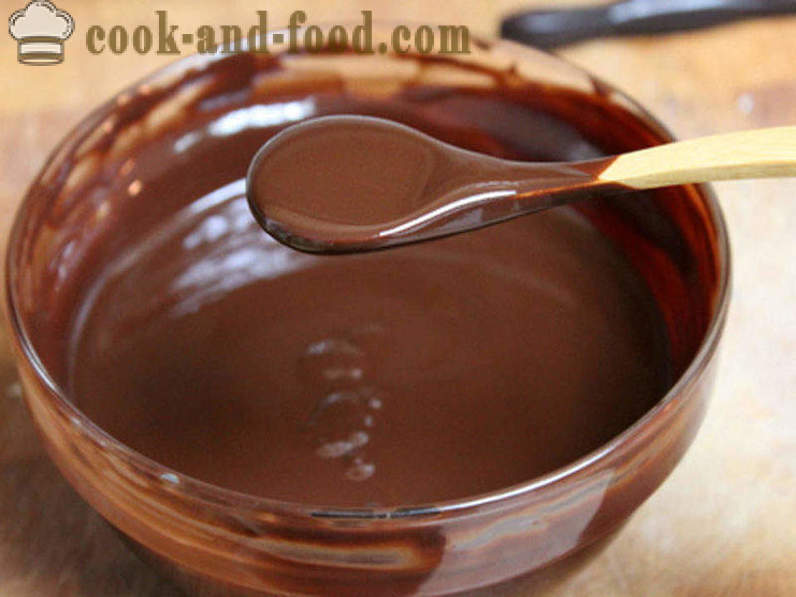 Cremoso glassa al cioccolato dal cacao, zucchero e latte - come fare una copertura di cioccolato di cacao ricetta con il video