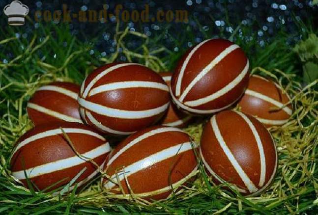 Uova di Pasqua tinti con bucce di cipolla - Come dipingere le uova in bucce di cipolla, modi semplici di pittura di Pasqua.