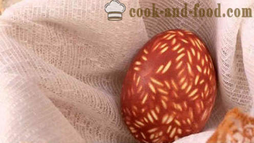 Uova di Pasqua tinti con bucce di cipolla - Come dipingere le uova in bucce di cipolla, modi semplici di pittura di Pasqua.