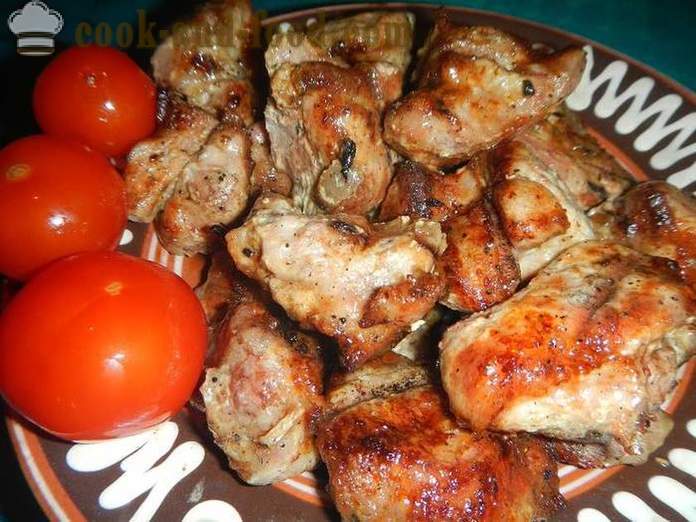 Carne di maiale succosa alla griglia - come marinare la carne per kebab, barbecue, grigliate o frittura sulla ricetta griglia con le foto.