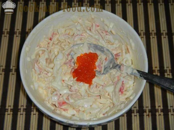 Un'insalata semplice e deliziosa con calamari, bastoncini di granchio e caviale rosso - Come preparare un'insalata di calamari con l'uovo, un passo per passo la ricetta con le foto.