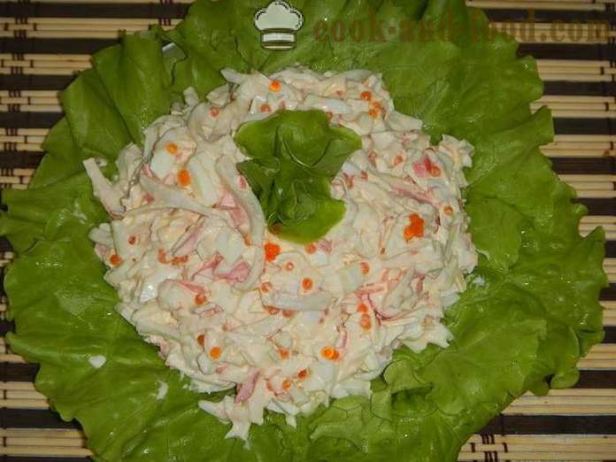 Un'insalata semplice e deliziosa con calamari, bastoncini di granchio e caviale rosso - Come preparare un'insalata di calamari con l'uovo, un passo per passo la ricetta con le foto.