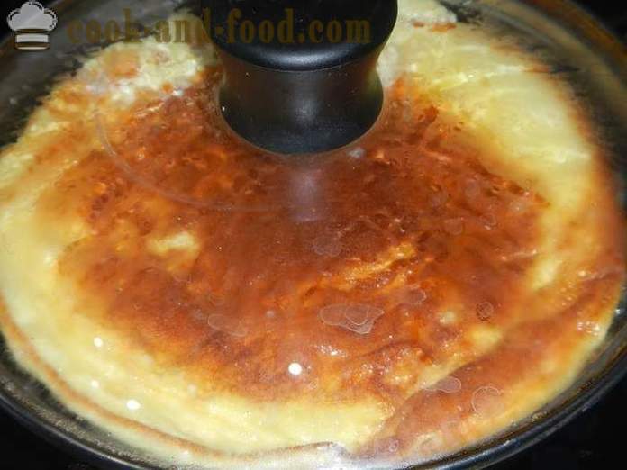 Frittata aria Delicious con panna acida in una padella - come cucinare le uova strapazzate con formaggio, una ricetta passo dopo passo con le foto.