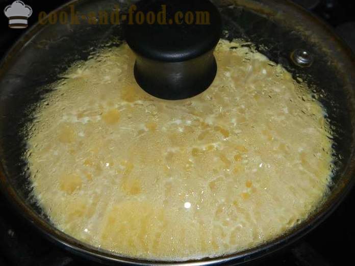 Frittata aria Delicious con panna acida in una padella - come cucinare le uova strapazzate con formaggio, una ricetta passo dopo passo con le foto.