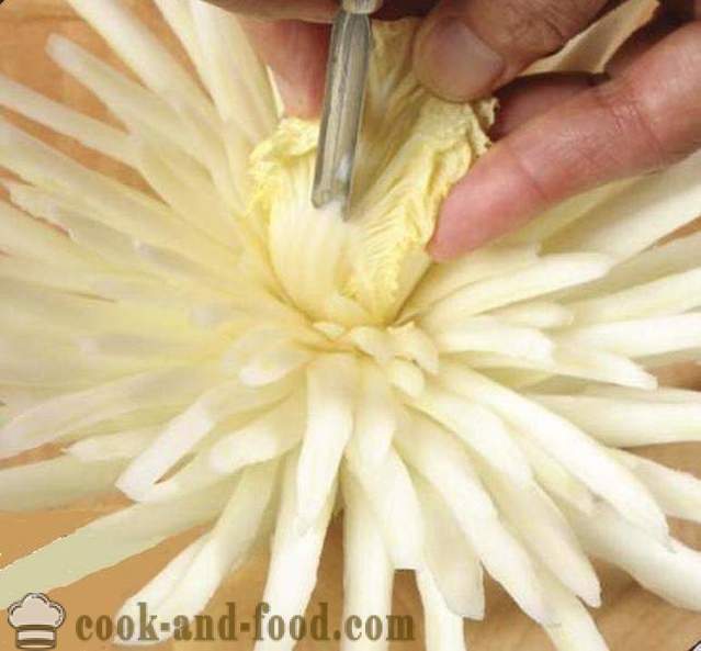 Carving per principianti verdure: Fiore del crisantemo di cavolo cinese, foto