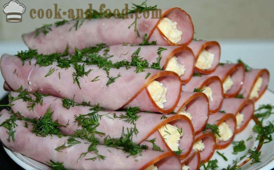 Rolls con formaggio e aglio o prosciutto ripiena - deliziosa ricetta antipasto di festa con una foto