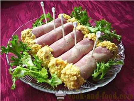 Rolls con formaggio e aglio o prosciutto ripiena - deliziosa ricetta antipasto di festa con una foto