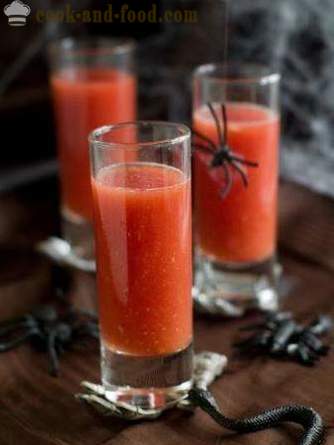 Pomodoro gazpacho zuppa o una ricetta per Halloween: una bevanda non alcolica di pomodoro 